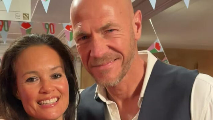 Noi Pakon, Thaise actrice en zangeres, poserend met een zelfverzekerde glimlach — bekend om haar veelzijdige talent en populariteit in de entertainmentindustrie.