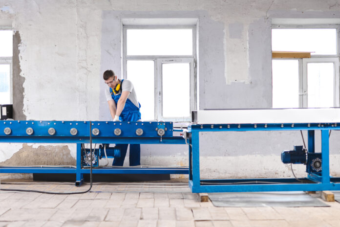 Of je nu een handige doe-het-zelver bent of een professioneel bouw- of timmerbedrijf runt: met een goede rolbok werk je professioneler, veiliger en sneller. Hieronder ontdek je drie belangrijke redenen waarom je een rolbok nodig hebt in huis of in je bedrijf, zoals in loodsen of werkplaatsen.