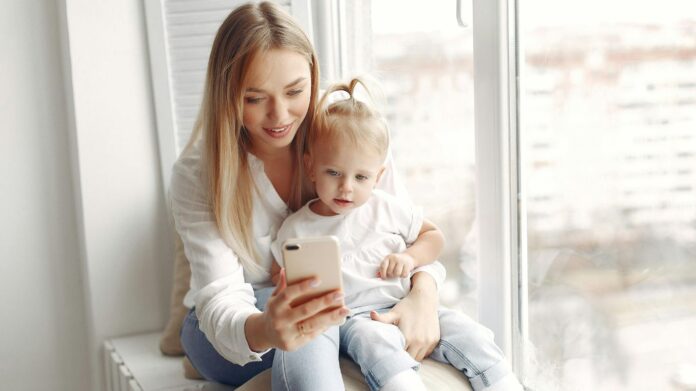 Baby’s groeien razendsnel, leren elke dag iets nieuws en zitten vol verborgen talenten. Toch zijn er veel bijzondere dingen over baby’s die maar weinig mensen kennen. In dit artikel delen we 15 leuke baby weetjes waar je nog nooit van hebt gehoord. Informatief, verrassend en leuk om te lezen voor (aanstaande) ouders en babyfans.